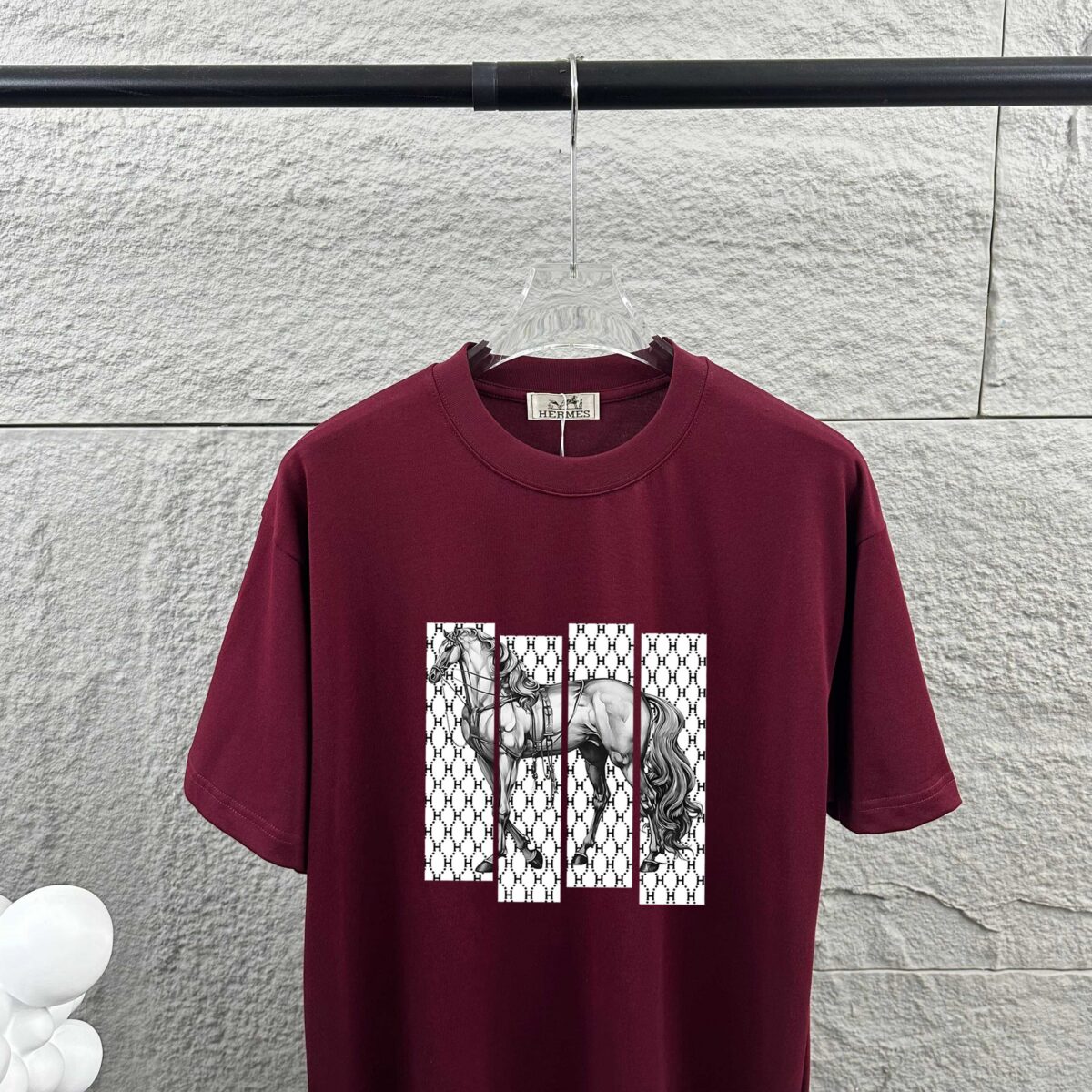 P75 Herme*爱马仕* 2026春夏新款 马年大吉 经典烫画工艺 定制双纱平纹纯棉面料 短袖T恤 男女同款 颜色 ：黑色 白色 安哥拉红色 尺码： S （90-130斤） M （120-150斤） L （140-165斤） XL （160-180斤） XXL （180-210斤）