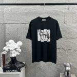 P75 Herme*爱马仕* 2026春夏新款 马年大吉 经典烫画工艺 定制双纱平纹纯棉面料 短袖T恤 男女同款 颜色 ：黑色 白色 安哥拉红色 尺码： S （90-130斤） M （120-150斤） L （140-165斤） XL （160-180斤） XXL （180-210斤）