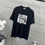 P75 Herme*爱马仕* 2026春夏新款 马年大吉 经典烫画工艺 定制双纱平纹纯棉面料 短袖T恤 男女同款 颜色 ：黑色 白色 安哥拉红色 尺码： S （90-130斤） M （120-150斤） L （140-165斤） XL （160-180斤） XXL （180-210斤）