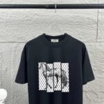 P75 Herme*爱马仕* 2026春夏新款 马年大吉 经典烫画工艺 定制双纱平纹纯棉面料 短袖T恤 男女同款 颜色 ：黑色 白色 安哥拉红色 尺码： S （90-130斤） M （120-150斤） L （140-165斤） XL （160-180斤） XXL （180-210斤）