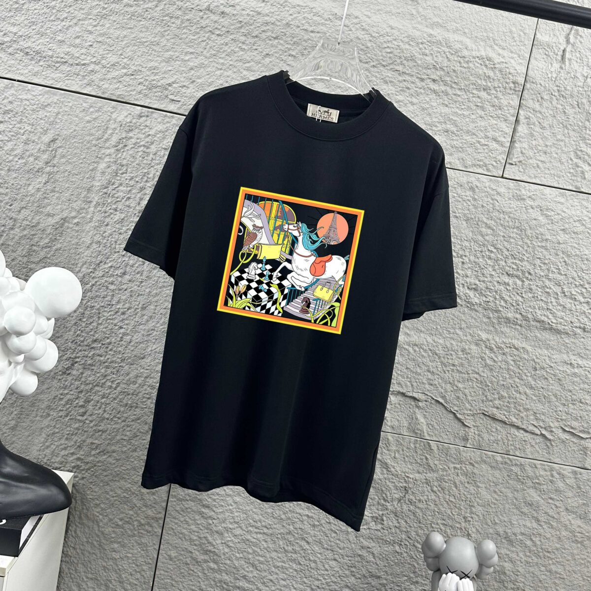 P75 Herme*爱马仕* 2026春夏新款 马年大吉 经典烫画工艺 定制双纱平纹纯棉面料 短袖T恤 男女同款 颜色 ：黑色 白色 安哥拉红色 尺码： S （90-130斤） M （120-150斤） L （140-165斤） XL （160-180斤） XXL （180-210斤）