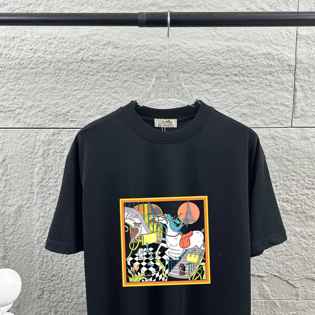 P75 Herme*爱马仕* 2026春夏新款 马年大吉 经典烫画工艺 定制双纱平纹纯棉面料 短袖T恤 男女同款 颜色 ：黑色 白色 安哥拉红色 尺码： S （90-130斤） M （120-150斤） L （140-165斤） XL （160-180斤） XXL （180-210斤）