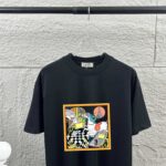 P75 Herme*爱马仕* 2026春夏新款 马年大吉 经典烫画工艺 定制双纱平纹纯棉面料 短袖T恤 男女同款 颜色 ：黑色 白色 安哥拉红色 尺码： S （90-130斤） M （120-150斤） L （140-165斤） XL （160-180斤） XXL （180-210斤）