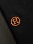 P75 爱马仕 专柜同款圆领短袖T恤 定制棉质面料 ！采用品牌DG Logo标志皮牌设计！ 立体感强！使整体高透气和柔软性的质感更加凸显，饱满的棉质感引起极度舒适。高端人士必备单品，原厂辅料三标齐全！男女同款！ 颜色：黑色 白色 尺码：S-xxL