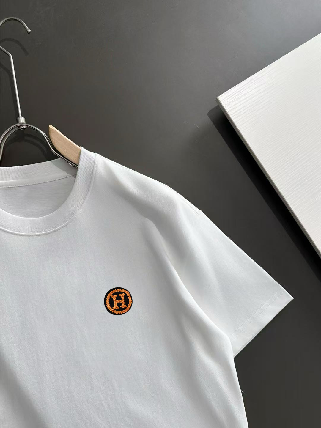 P75 爱马仕 专柜同款圆领短袖T恤 定制棉质面料 ！采用品牌DG Logo标志皮牌设计！ 立体感强！使整体高透气和柔软性的质感更加凸显，饱满的棉质感引起极度舒适。高端人士必备单品，原厂辅料三标齐全！男女同款！ 颜色：黑色 白色 尺码：S-xxL