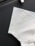 P75 爱马仕 专柜同款圆领短袖T恤 定制棉质面料 ！采用品牌DG Logo标志皮牌设计！ 立体感强！使整体高透气和柔软性的质感更加凸显，饱满的棉质感引起极度舒适。高端人士必备单品，原厂辅料三标齐全！男女同款！ 颜色：黑色 白色 尺码：S-xxL