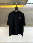 P75 爱马仕 2026春夏新品经典短袖T恤，延续品牌标志性的简约美学与法式松弛感，以纯色为底色，左胸点缀小巧精致刺绣，精致不张扬，诠释低调高级的都市格调。宽松廓形剪裁，落肩设计搭配微阔下摆，包容各种身形，营造随性自在的穿着体验，无论是单穿还是叠搭皆能轻松驾驭。面料甄选高支棉质，触感柔软亲肤，透气性佳，适合春夏日常通勤、周末出游或轻社交场合。极简线条与自然垂坠感赋予衣身流动韵律，细节处彰显匠心工艺，下摆保留原厂吊牌，传递新品首发质感。这款T恤不仅是衣橱基础款，更是风格表达的点睛之笔——不喧哗，自有声。2026春夏，让爱与自由在衣襟间悄然绽放，穿出属于你的温柔力量与都市从容。S- XXL（模特173，140斤上身M码）