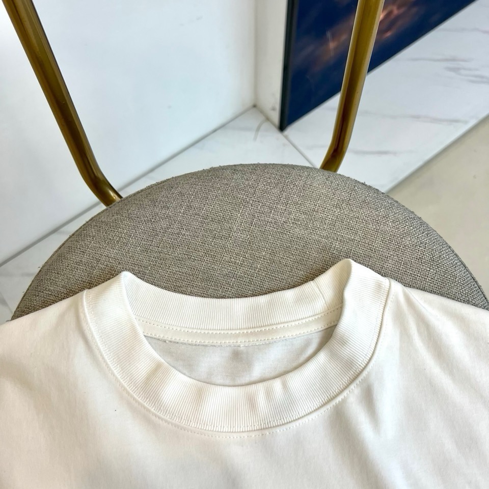 weigou_189697_3_987c5640b8 P75 爱马仕 2026春夏新品经典短袖T恤,延续品牌标志性的简约美学与法式松弛感,以纯色为底色,左胸点缀小巧精致刺绣,精致不张扬,诠释低调高级的都市格调。宽松廓形剪裁,落肩设计搭配微阔下摆,包容各种身形,营造随性自在的穿着体验,无论是单穿还是叠搭皆能轻松驾驭。面料甄选高支棉质,触感柔软亲肤,透气性佳,适合春夏日常通勤、周末出游或轻社交场合。极简线条与自然垂坠感赋予衣身流动韵律,细节处彰显匠心工艺,下摆保留原厂吊牌,传递新品首发质感。这款T恤不仅是衣橱基础款,更是风格表达的点睛之笔——不喧哗,自有声。2026春夏,让爱与自由在衣襟间悄然绽放,穿出属于你的温柔力量与都市从容。S- XXL(模特173,140斤上身M码)