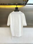 weigou_189753_6_7855439801 P75 爱马仕 2026春夏新品经典短袖T恤,延续品牌标志性的简约美学与法式松弛感,以纯色为底色,左胸点缀小巧精致刺绣,精致不张扬,诠释低调高级的都市格调。宽松廓形剪裁,落肩设计搭配微阔下摆,包容各种身形,营造随性自在的穿着体验,无论是单穿还是叠搭皆能轻松驾驭。面料甄选高支棉质,触感柔软亲肤,透气性佳,适合春夏日常通勤、周末出游或轻社交场合。极简线条与自然垂坠感赋予衣身流动韵律,细节处彰显匠心工艺,下摆保留原厂吊牌,传递新品首发质感。这款T恤不仅是衣橱基础款,更是风格表达的点睛之笔——不喧哗,自有声。2026春夏,让爱与自由在衣襟间悄然绽放,穿出属于你的温柔力量与都市从容。S- XXL(模特173,140斤上身M码)