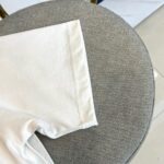 P75 爱马仕 2026春夏新品经典短袖T恤，延续品牌标志性的简约美学与法式松弛感，以纯色为底色，左胸点缀小巧精致刺绣，精致不张扬，诠释低调高级的都市格调。宽松廓形剪裁，落肩设计搭配微阔下摆，包容各种身形，营造随性自在的穿着体验，无论是单穿还是叠搭皆能轻松驾驭。面料甄选高支棉质，触感柔软亲肤，透气性佳，适合春夏日常通勤、周末出游或轻社交场合。极简线条与自然垂坠感赋予衣身流动韵律，细节处彰显匠心工艺，下摆保留原厂吊牌，传递新品首发质感。这款T恤不仅是衣橱基础款，更是风格表达的点睛之笔——不喧哗，自有声。2026春夏，让爱与自由在衣襟间悄然绽放，穿出属于你的温柔力量与都市从容。S- XXL（模特173，140斤上身M码）