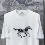 P75 HERM* 爱马仕 2026春夏新款 立体厚板胶 logo 短袖t恤 宽松版型男女同款 尺码 S M L XL XXL 黑色 白色 藏青色