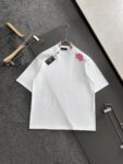 P75 💥 CHANEL 香奈儿 夏季新款圆领短袖T恤！270克重磅高端纯棉面料，手感质感都极完美！修身裁剪设计干净利落！时尚又好看！走线做工非常精致！版型效果超赞！而且透气性能超强！任何年龄阶段都可轻松驾驭，男士衣橱里必备的单品。 颜色： 米白 黑色 码数：M-3XL （下单请报身高体重）