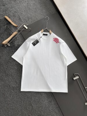 P75 💥 CHANEL 香奈儿 夏季新款圆领短袖T恤！270克重磅高端纯棉面料，手感质感都极完美！修身裁剪设计干净利落！时尚又好看！走线做工非常精致！版型效果超赞！而且透气性能超强！任何年龄阶段都可轻松驾驭，男士衣橱里必备的单品。 颜色： 米白 黑色 码数：M-3XL （下单请报身高体重）