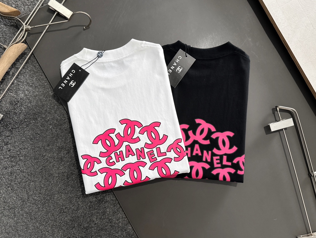 P75 💥 CHANEL 香奈儿 夏季新款圆领短袖T恤！270克重磅高端纯棉面料，手感质感都极完美！修身裁剪设计干净利落！时尚又好看！走线做工非常精致！版型效果超赞！而且透气性能超强！任何年龄阶段都可轻松驾驭，男士衣橱里必备的单品。 颜色： 米白 黑色 码数：M-3XL （下单请报身高体重）