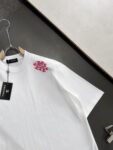 P75 💥 CHANEL 香奈儿 夏季新款圆领短袖T恤！270克重磅高端纯棉面料，手感质感都极完美！修身裁剪设计干净利落！时尚又好看！走线做工非常精致！版型效果超赞！而且透气性能超强！任何年龄阶段都可轻松驾驭，男士衣橱里必备的单品。 颜色： 米白 黑色 码数：M-3XL （下单请报身高体重）