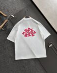P75 💥 CHANEL 香奈儿 夏季新款圆领短袖T恤！270克重磅高端纯棉面料，手感质感都极完美！修身裁剪设计干净利落！时尚又好看！走线做工非常精致！版型效果超赞！而且透气性能超强！任何年龄阶段都可轻松驾驭，男士衣橱里必备的单品。 颜色： 米白 黑色 码数：M-3XL （下单请报身高体重）