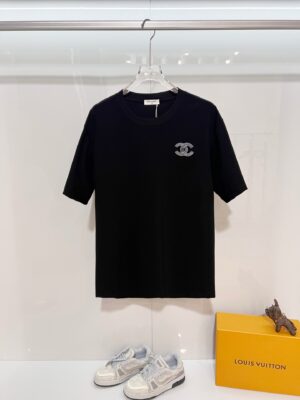 P80 CHANEL/香奈儿高品质300克圆领短袖T恤 品牌经典 小标刺绣🪡字母LOGO 2026ss早春官方同步 高版本 高品质 时尚个性 百搭潮流 套装 纯原品质 原版面料 吊牌 领标 水洗麦 三标齐全 颜色: 黑色.白色. 尺码：S M L XL