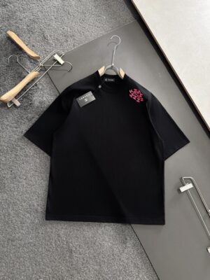 P75 💥 CHANEL 香奈儿 夏季新款圆领短袖T恤！270克重磅高端纯棉面料，手感质感都极完美！修身裁剪设计干净利落！时尚又好看！走线做工非常精致！版型效果超赞！而且透气性能超强！任何年龄阶段都可轻松驾驭，男士衣橱里必备的单品。 颜色： 米白 黑色 码数：M-3XL （下单请报身高体重）