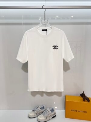 P80 CHANEL/香奈儿高品质300克圆领短袖T恤 品牌经典 小标刺绣🪡字母LOGO 2026ss早春官方同步 高版本 高品质 时尚个性 百搭潮流 套装 纯原品质 原版面料 吊牌 领标 水洗麦 三标齐全 颜色: 黑色.白色. 尺码：S M L XL