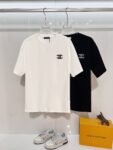 P80 CHANEL/香奈儿高品质300克圆领短袖T恤 品牌经典 小标刺绣🪡字母LOGO 2026ss早春官方同步 高版本 高品质 时尚个性 百搭潮流 套装 纯原品质 原版面料 吊牌 领标 水洗麦 三标齐全 颜色: 黑色.白色. 尺码：S M L XL