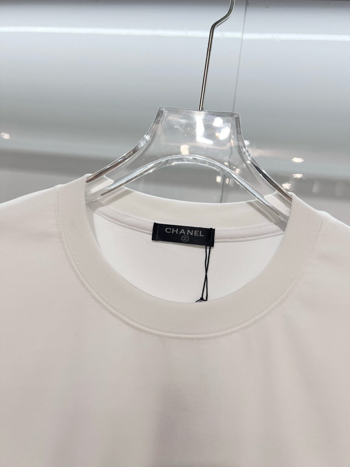 P80 CHANEL/香奈儿高品质300克圆领短袖T恤 品牌经典 小标刺绣🪡字母LOGO 2026ss早春官方同步 高版本 高品质 时尚个性 百搭潮流 套装 纯原品质 原版面料 吊牌 领标 水洗麦 三标齐全 颜色: 黑色.白色. 尺码：S M L XL