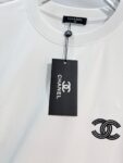 P80 CHANEL/香奈儿高品质300克圆领短袖T恤 品牌经典 小标刺绣🪡字母LOGO 2026ss早春官方同步 高版本 高品质 时尚个性 百搭潮流 套装 纯原品质 原版面料 吊牌 领标 水洗麦 三标齐全 颜色: 黑色.白色. 尺码：S M L XL