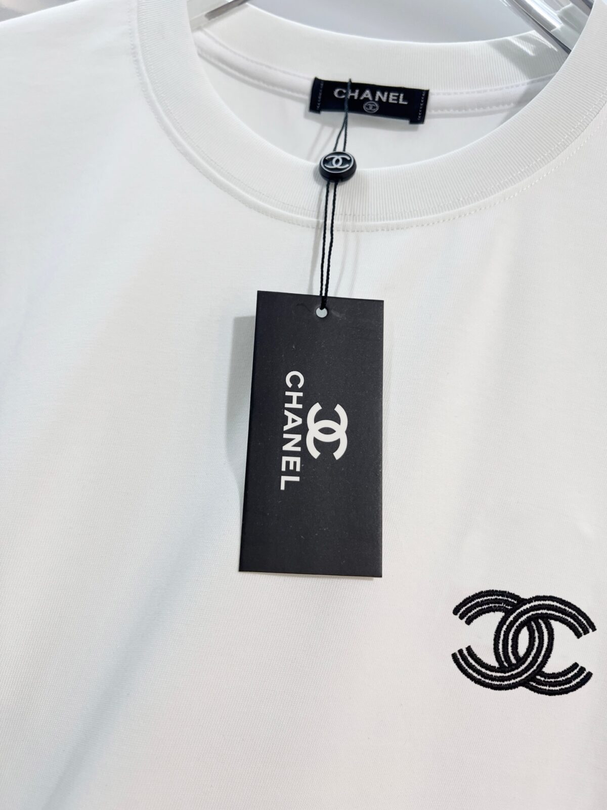P80 CHANEL/香奈儿高品质300克圆领短袖T恤 品牌经典 小标刺绣🪡字母LOGO 2026ss早春官方同步 高版本 高品质 时尚个性 百搭潮流 套装 纯原品质 原版面料 吊牌 领标 水洗麦 三标齐全 颜色: 黑色.白色. 尺码：S M L XL