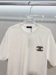 P80 CHANEL/香奈儿高品质300克圆领短袖T恤 品牌经典 小标刺绣🪡字母LOGO 2026ss早春官方同步 高版本 高品质 时尚个性 百搭潮流 套装 纯原品质 原版面料 吊牌 领标 水洗麦 三标齐全 颜色: 黑色.白色. 尺码：S M L XL