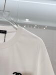 P80 CHANEL/香奈儿高品质300克圆领短袖T恤 品牌经典 小标刺绣🪡字母LOGO 2026ss早春官方同步 高版本 高品质 时尚个性 百搭潮流 套装 纯原品质 原版面料 吊牌 领标 水洗麦 三标齐全 颜色: 黑色.白色. 尺码：S M L XL
