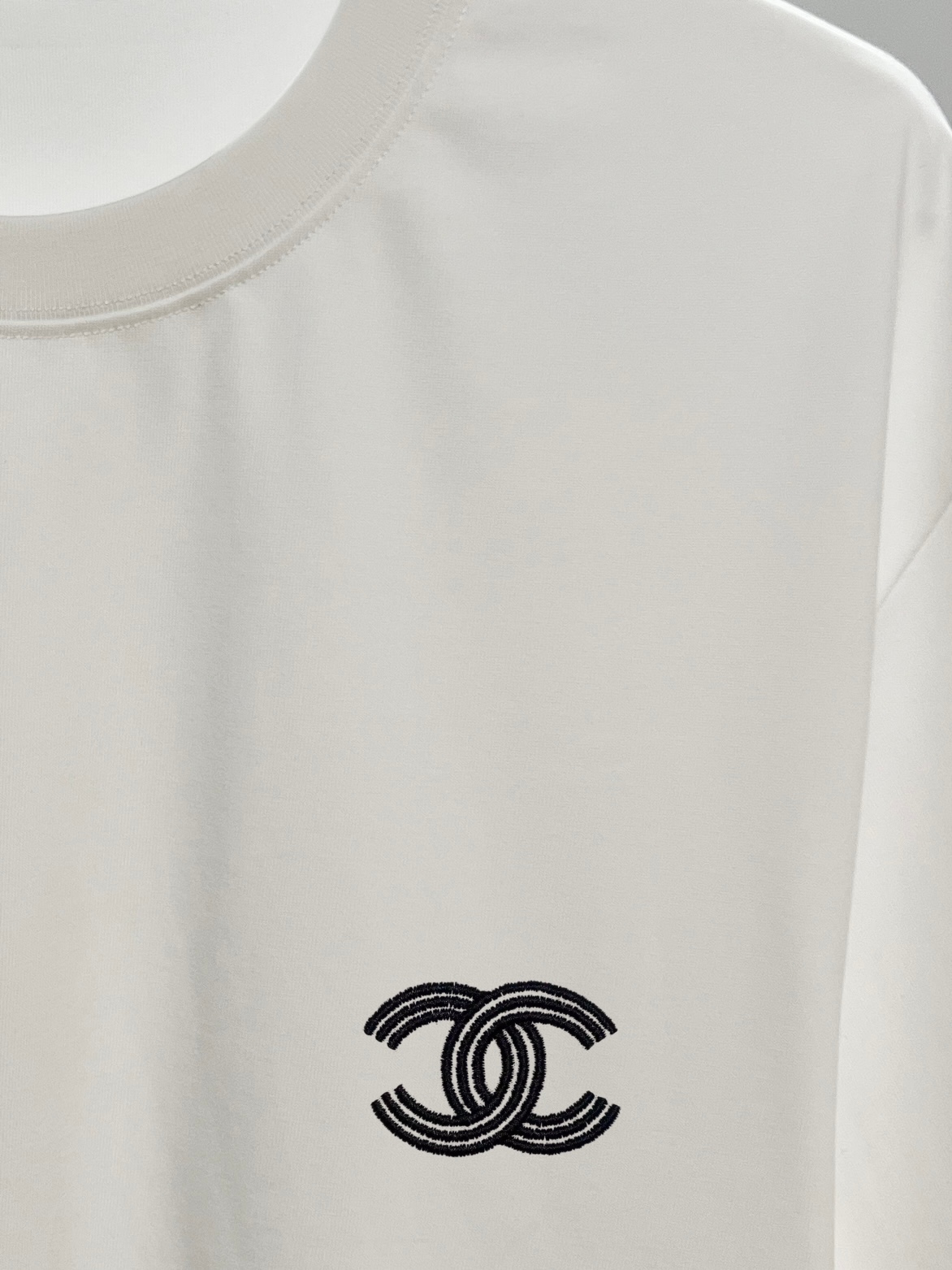 P80 CHANEL/香奈儿高品质300克圆领短袖T恤 品牌经典 小标刺绣🪡字母LOGO 2026ss早春官方同步 高版本 高品质 时尚个性 百搭潮流 套装 纯原品质 原版面料 吊牌 领标 水洗麦 三标齐全 颜色: 黑色.白色. 尺码：S M L XL
