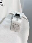 P80 CHANEL/香奈儿高品质300克圆领短袖T恤 品牌经典 小标刺绣🪡字母LOGO 2026ss早春官方同步 高版本 高品质 时尚个性 百搭潮流 套装 纯原品质 原版面料 吊牌 领标 水洗麦 三标齐全 颜色: 黑色.白色. 尺码：S M L XL