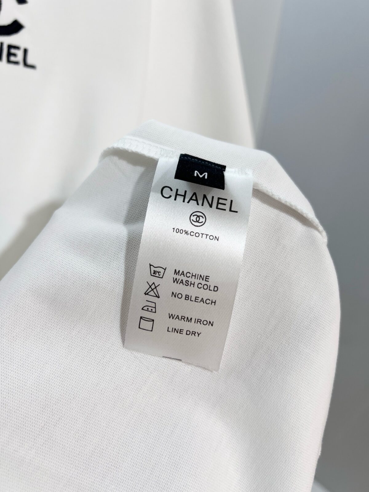 P80 CHANEL/香奈儿高品质300克圆领短袖T恤 品牌经典 小标刺绣🪡字母LOGO 2026ss早春官方同步 高版本 高品质 时尚个性 百搭潮流 套装 纯原品质 原版面料 吊牌 领标 水洗麦 三标齐全 颜色: 黑色.白色. 尺码：S M L XL