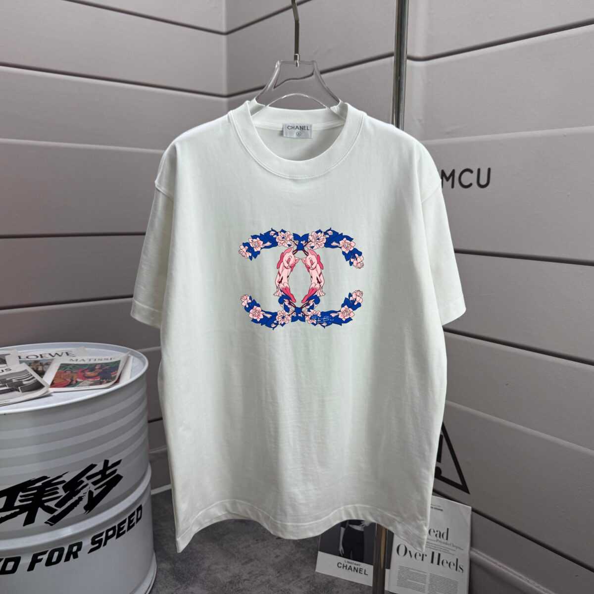 P70 CHANE*香奈*儿 经典字母图腾 印花工艺 定制双纱平纹纯棉面料 短袖T恤 男女同款 颜色：黑色 白色 紫色 绿色 尺码： S （90-130斤） M （120-150斤） L （140-165斤） XL （160-180斤） XXL （180-210斤）