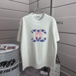 P70 CHANE*香奈*儿 经典字母图腾 印花工艺 定制双纱平纹纯棉面料 短袖T恤 男女同款 颜色：黑色 白色 紫色 绿色 尺码： S （90-130斤） M （120-150斤） L （140-165斤） XL （160-180斤） XXL （180-210斤）