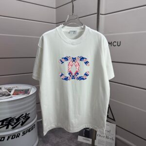 P70 CHANE*香奈*儿 经典字母图腾 印花工艺 定制双纱平纹纯棉面料 短袖T恤 男女同款 颜色：黑色 白色 紫色 绿色 尺码： S （90-130斤） M （120-150斤） L （140-165斤） XL （160-180斤） XXL （180-210斤）