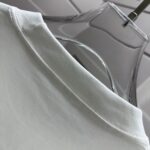 P70 CHANE*香奈*儿 经典字母图腾 印花工艺 定制双纱平纹纯棉面料 短袖T恤 男女同款 颜色：黑色 白色 紫色 绿色 尺码： S （90-130斤） M （120-150斤） L （140-165斤） XL （160-180斤） XXL （180-210斤）