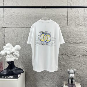 P75 CHANE*香奈*儿 2026春夏新款 经典字母图腾 烫画工艺 定制双纱平纹纯棉面料 短袖T恤 男女同款 颜色：黑色 白色 尺码： S （90-130斤） M （120-150斤） L （140-165斤） XL （160-180斤） XXL （180-210斤）