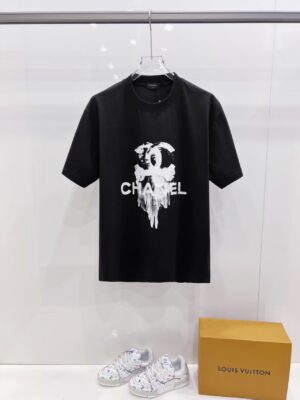 P85 Chane* 26ss新品短袖T恤，帅气时尚，胸前印花图案字母logo，简约百搭款。面料棉 不仅挺括，保持潮流的廓形，又穿着舒适，纱织更细腻。 尺码：S-XXL