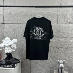 P75 CHANE*香奈*儿 2026春夏新款 经典字母图腾 烫画工艺 定制双纱平纹纯棉面料 短袖T恤 男女同款 颜色：黑色 白色 尺码： S （90-130斤） M （120-150斤） L （140-165斤） XL （160-180斤） XXL （180-210斤）