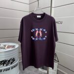 P70 CHANE*香奈*儿 经典字母图腾 印花工艺 定制双纱平纹纯棉面料 短袖T恤 男女同款 颜色：黑色 白色 紫色 绿色 尺码： S （90-130斤） M （120-150斤） L （140-165斤） XL （160-180斤） XXL （180-210斤）