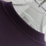 P70 CHANE*香奈*儿 经典字母图腾 印花工艺 定制双纱平纹纯棉面料 短袖T恤 男女同款 颜色：黑色 白色 紫色 绿色 尺码： S （90-130斤） M （120-150斤） L （140-165斤） XL （160-180斤） XXL （180-210斤）