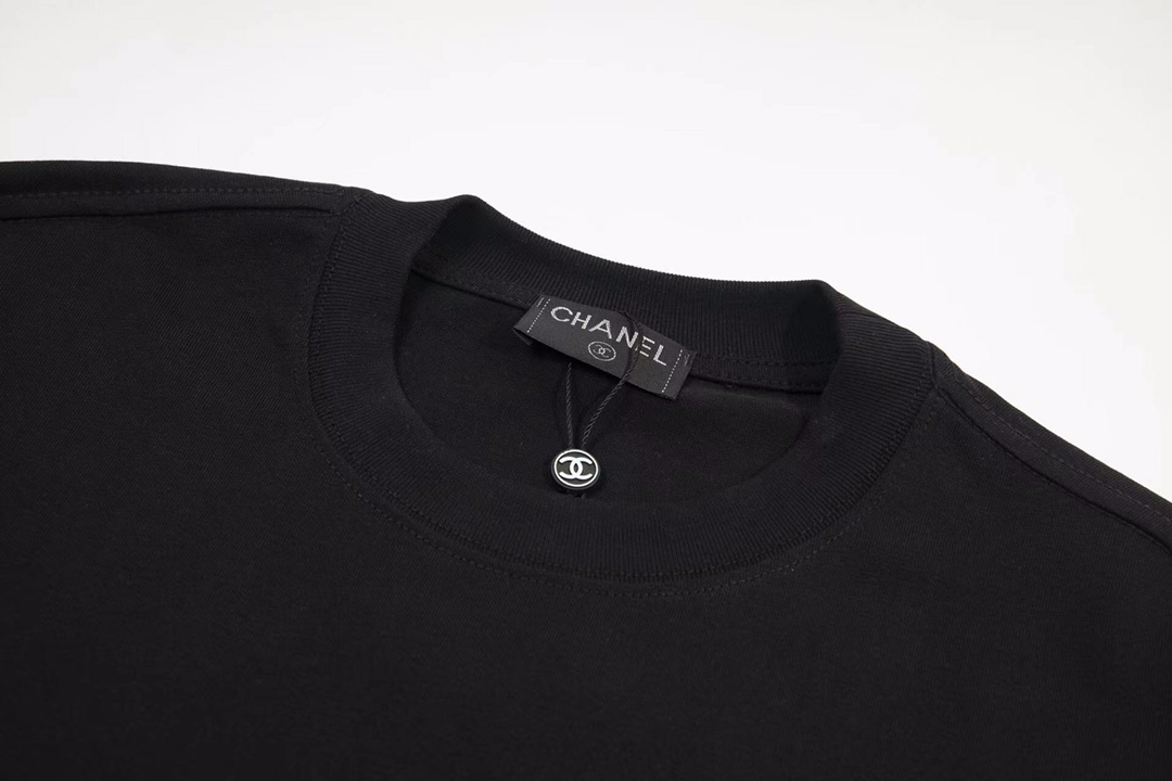 P80 Chanel小香银色金属软线刺绣短袖T恤 简约而不简单的情侣款，高级香 明明很简单的设计，看上去就是一眼的高级！客供高克重进口针织棉布料子 非常扎实的手感质感，柔软爽滑 肤感细腻 贴身着穿十分干爽透气！这件衣服的灵魂之处 一是胸前的小香银色金属软体丝线制作的logot图案 立体饱满的logo十分显精致 二是袖口处的logo胶印草书字体点缀 进口珍珠面材质，字体是有微微闪光感的 一个如此微小的细节，可见其用心设计 版型非常简洁干练，气质满满。 男女同款 颜色：黑色 白色 尺码：XS-L