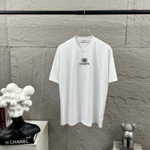 P75 CHANE*香奈*儿 2026春夏新款 经典字母图腾 立体厚板硅胶工艺 定制双纱平纹纯棉面料 短袖T恤 男女同款 颜色：黑色 白色 尺码： S （90-130斤） M （120-150斤） L （140-165斤） XL （160-180斤） XXL （180-210斤）