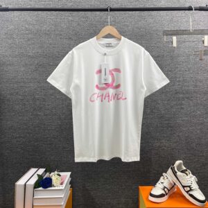 P80 CHANE*香奈*儿 2026春夏新款 独家高端字母图腾印花 定制双纱平纹纯棉面料 短袖T恤 男女同款 颜色：黑色 白色 尺码： S （90-130斤） M （120-150斤） L （140-165斤） XL （160-180斤） XXL （180-210斤）