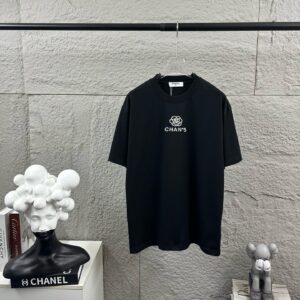 P75 CHANE*香奈*儿 2026春夏新款 经典字母图腾 立体厚板硅胶工艺 定制双纱平纹纯棉面料 短袖T恤 男女同款 颜色：黑色 白色 尺码： S （90-130斤） M （120-150斤） L （140-165斤） XL （160-180斤） XXL （180-210斤）