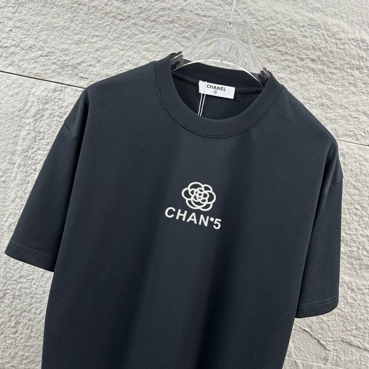P75 CHANE*香奈*儿 2026春夏新款 经典字母图腾 立体厚板硅胶工艺 定制双纱平纹纯棉面料 短袖T恤 男女同款 颜色：黑色 白色 尺码： S （90-130斤） M （120-150斤） L （140-165斤） XL （160-180斤） XXL （180-210斤）