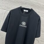 P75 CHANE*香奈*儿 2026春夏新款 经典字母图腾 立体厚板硅胶工艺 定制双纱平纹纯棉面料 短袖T恤 男女同款 颜色：黑色 白色 尺码： S （90-130斤） M （120-150斤） L （140-165斤） XL （160-180斤） XXL （180-210斤）