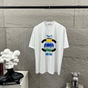 P75 CHANE*香奈*儿 2026春夏新款 经典字母图腾 烫画工艺 定制双纱平纹纯棉面料 短袖T恤 男女同款 颜色：黑色 白色 尺码： S （90-130斤） M （120-150斤） L （140-165斤） XL （160-180斤） XXL （180-210斤）
