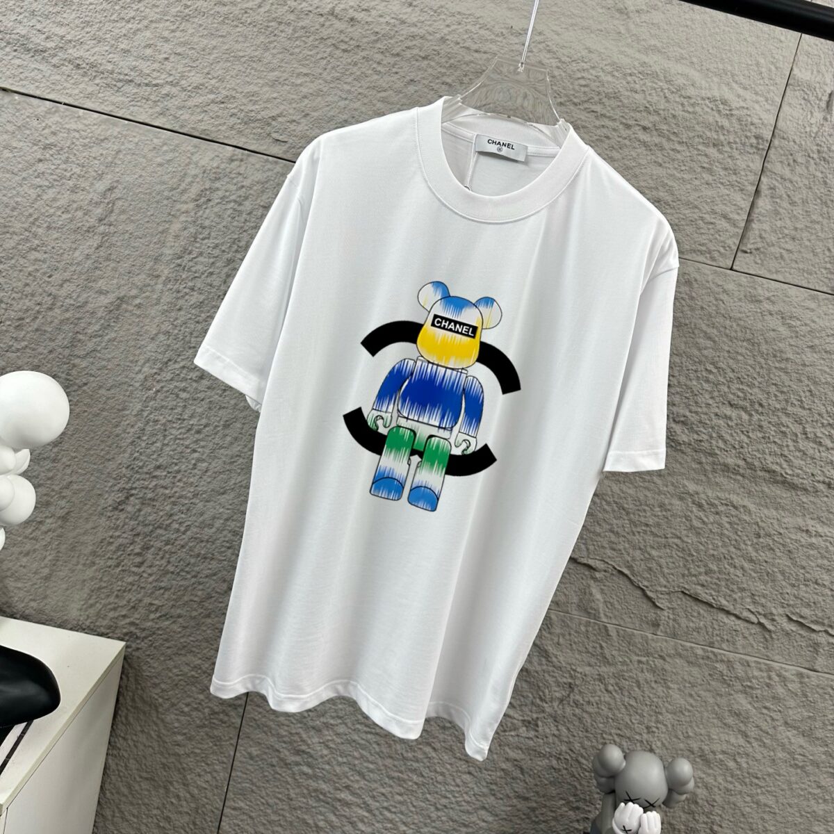 P75 CHANE*香奈*儿 2026春夏新款 经典字母图腾 烫画工艺 定制双纱平纹纯棉面料 短袖T恤 男女同款 颜色：黑色 白色 尺码： S （90-130斤） M （120-150斤） L （140-165斤） XL （160-180斤） XXL （180-210斤）