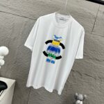 P75 CHANE*香奈*儿 2026春夏新款 经典字母图腾 烫画工艺 定制双纱平纹纯棉面料 短袖T恤 男女同款 颜色：黑色 白色 尺码： S （90-130斤） M （120-150斤） L （140-165斤） XL （160-180斤） XXL （180-210斤）